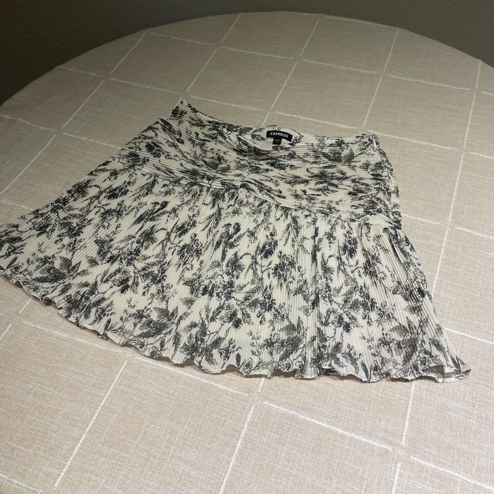 Printed Ruched Fit And Flare Mini Skirt size Medium